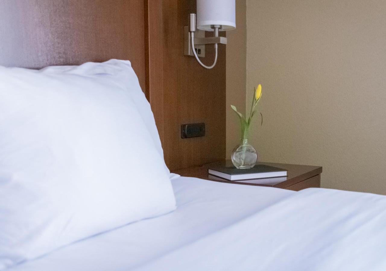 סטארקוויל Russell Inn And Suites מראה חיצוני תמונה