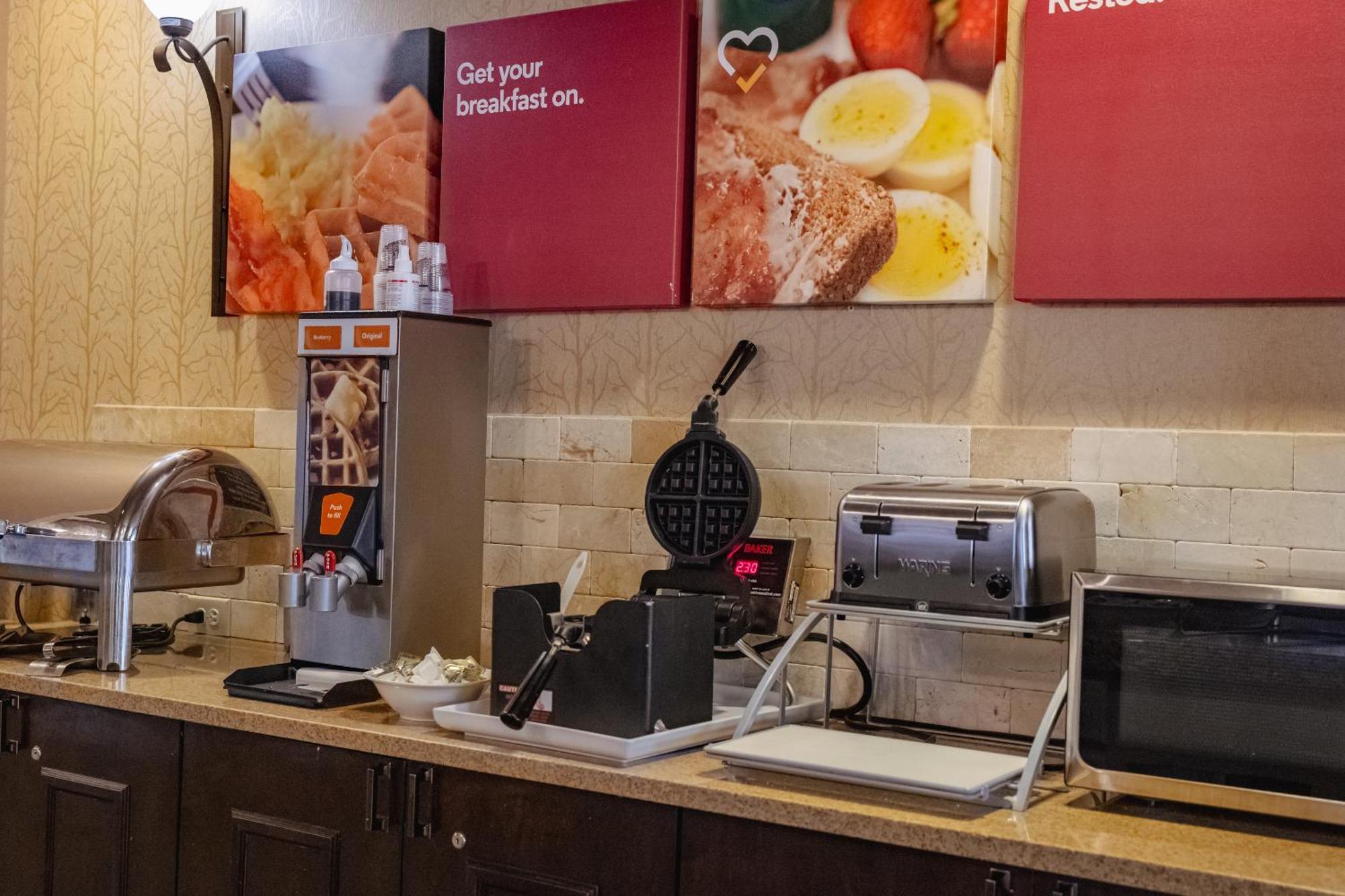 סטארקוויל Russell Inn And Suites מראה חיצוני תמונה