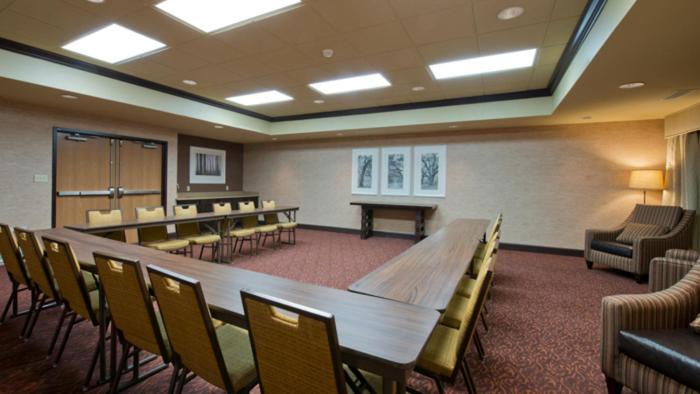 סטארקוויל Russell Inn And Suites מראה חיצוני תמונה