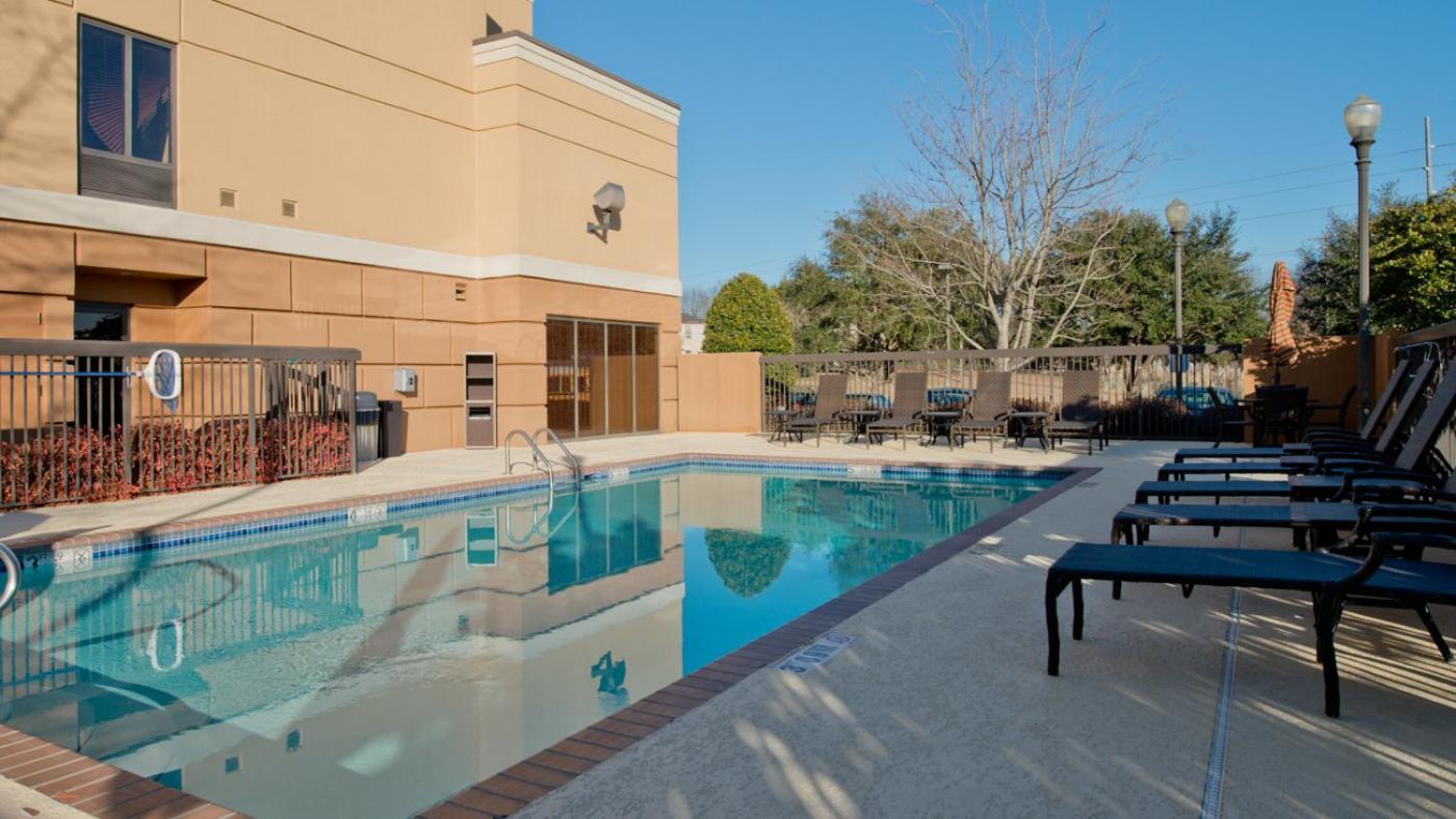 סטארקוויל Russell Inn And Suites מראה חיצוני תמונה