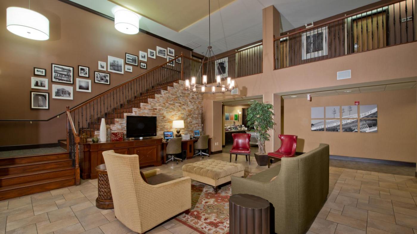 סטארקוויל Russell Inn And Suites מראה חיצוני תמונה